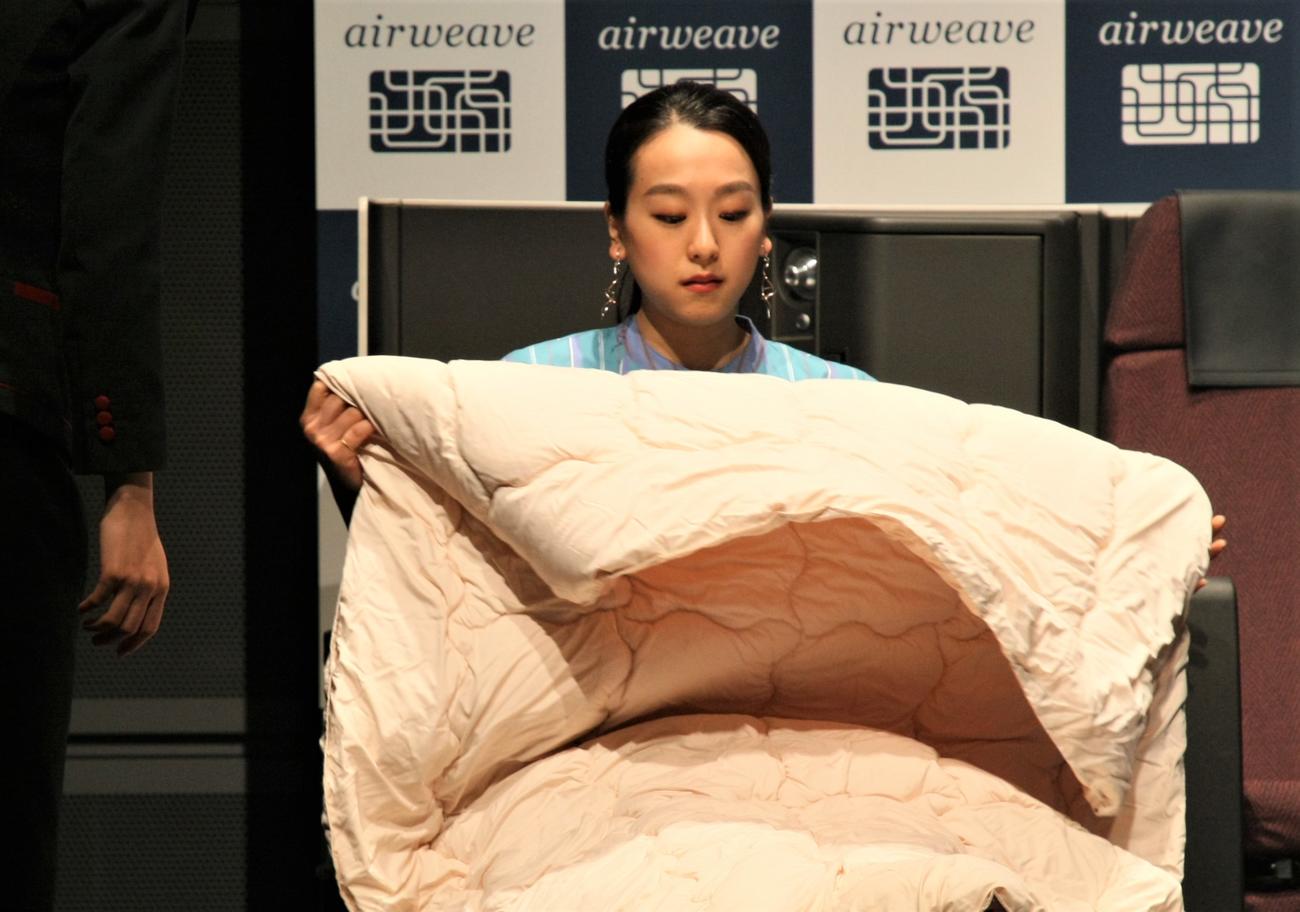 寝具メーカー「エアウィーヴ」新CM発表会で実際に製品を体験する浅田真央さん（撮影・藤塚大輔）