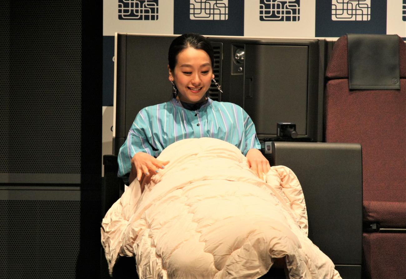寝具メーカー「エアウィーヴ」新CM発表会で実際に製品を体験する浅田真央さん（撮影・藤塚大輔）