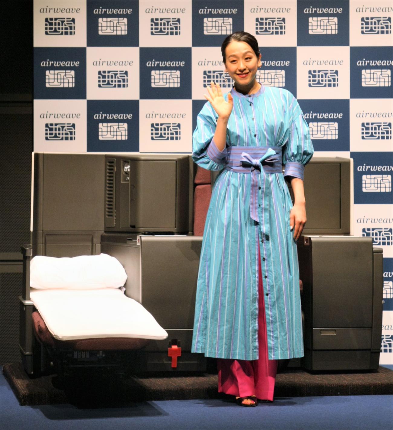 寝具メーカー「エアウィーヴ」新CM発表会で笑顔を見せる浅田真央さん（撮影・藤塚大輔）