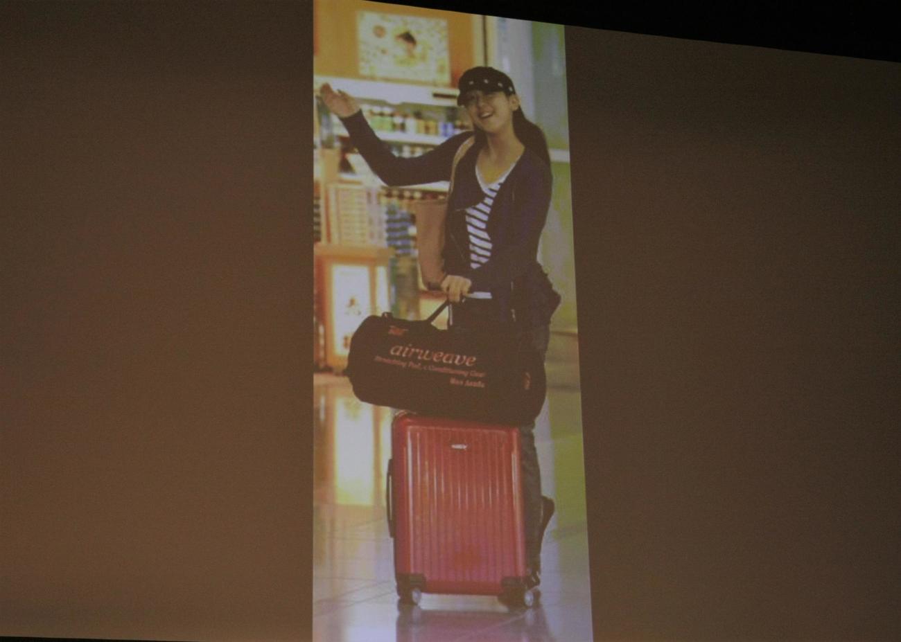 寝具メーカー「エアウィーヴ」新CM発表会でスクリーンに映し出された浅田真央さんの現役時代の写真（撮影・藤塚大輔）