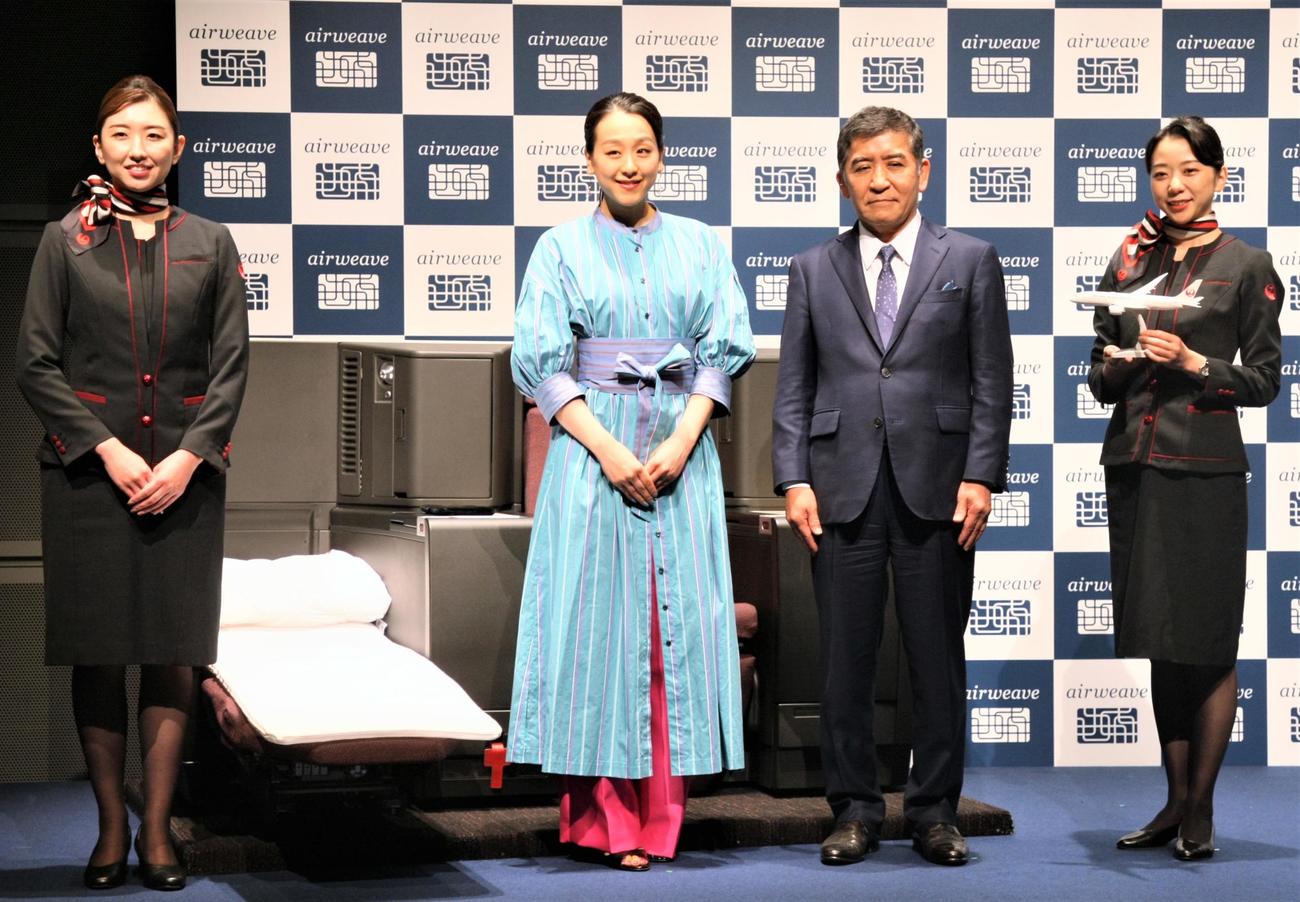 寝具メーカー「エアウィーヴ」新CM発表会に登場した浅田真央さん（左から2人目）と株式会社エアウィーヴ代表取締役会長兼社長の高岡本州氏（左から3人目）。両脇は新CMで提携した航空会社JALの社員（撮影・藤塚大輔）