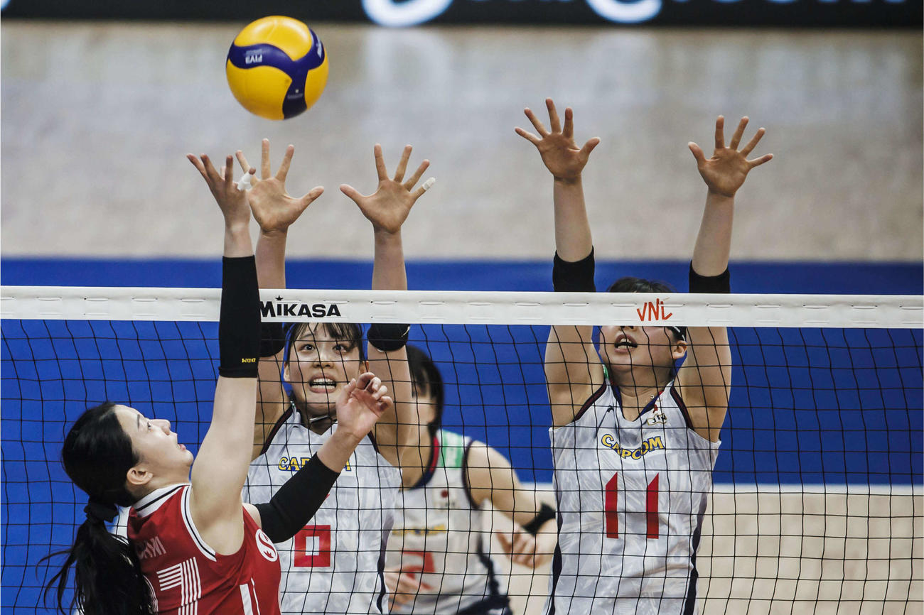 ブロックする関（左）と山田（C）FIVB