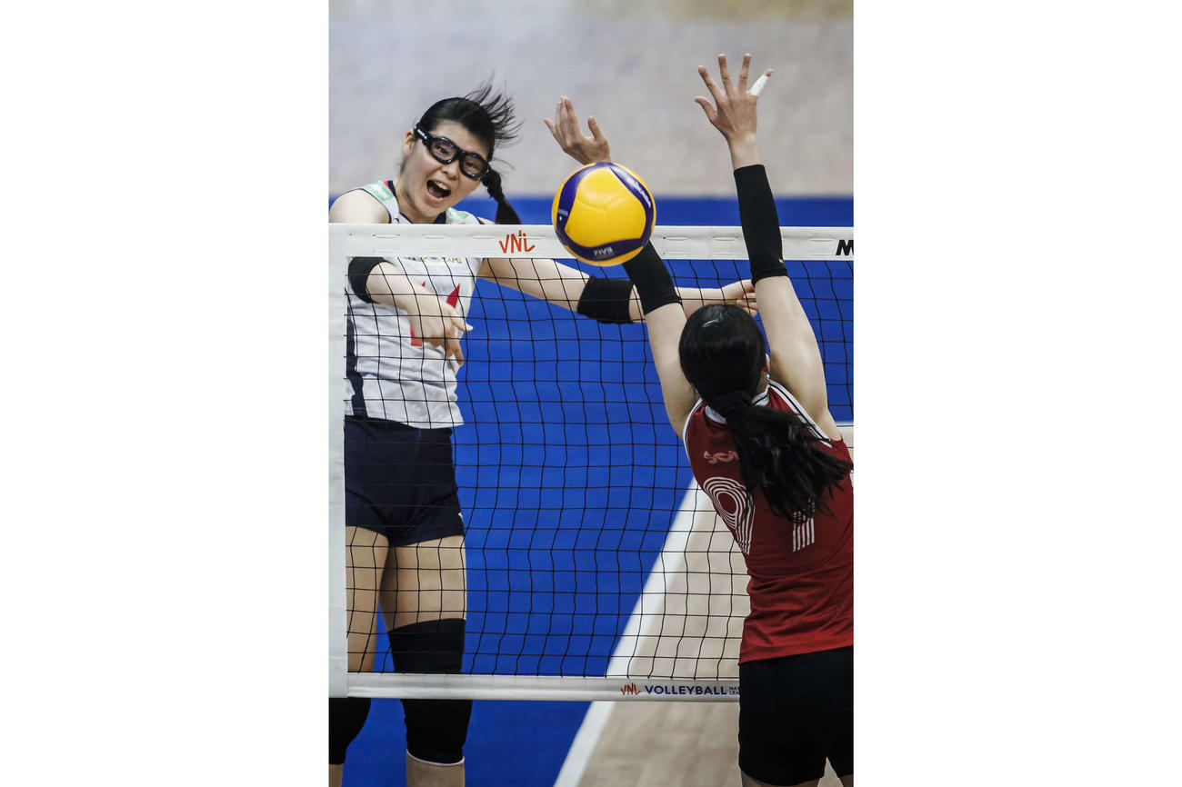 スパイクを放つ山田（C）FIVB