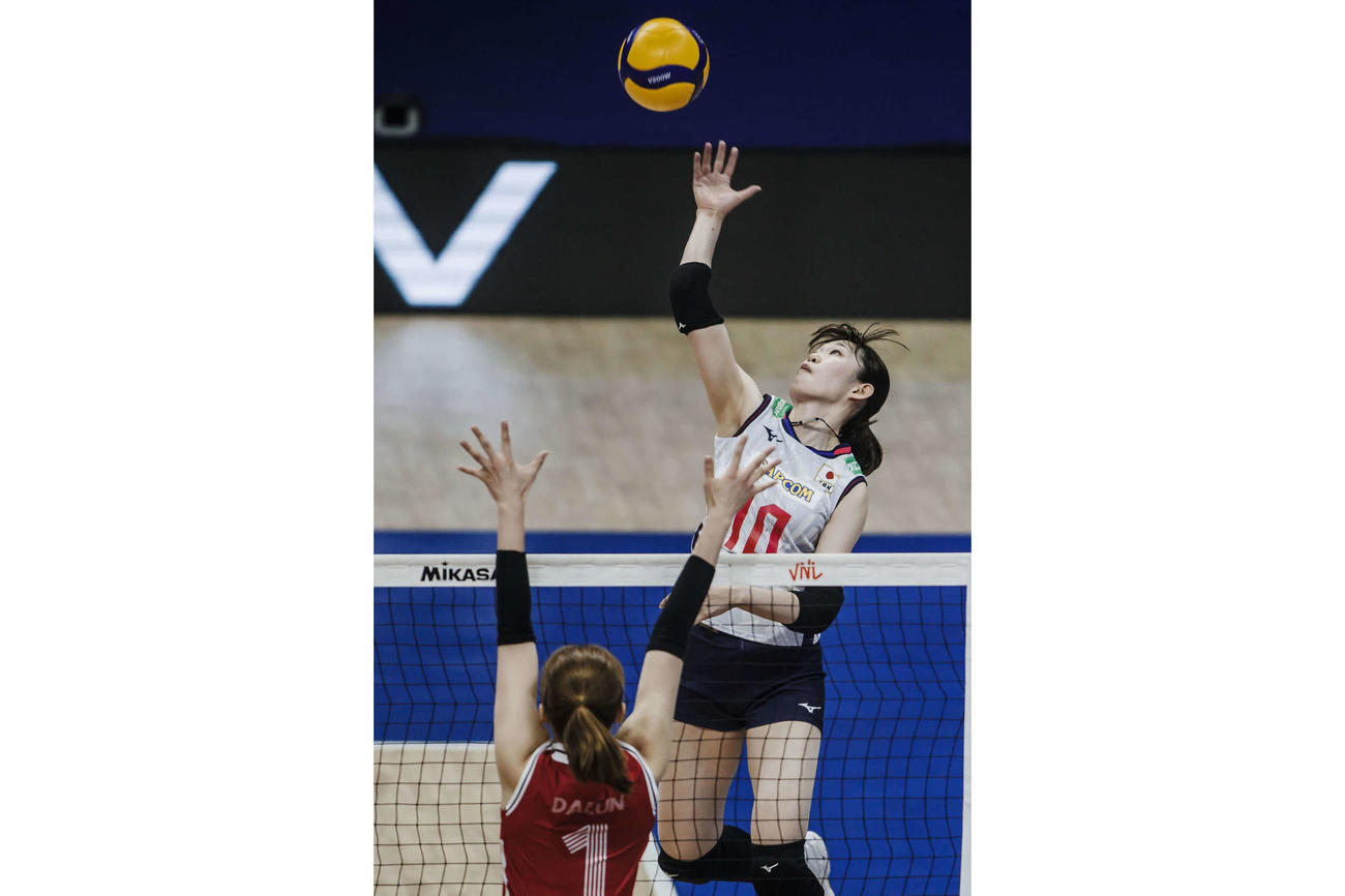 スパイクを放つ井上（C）FIVB