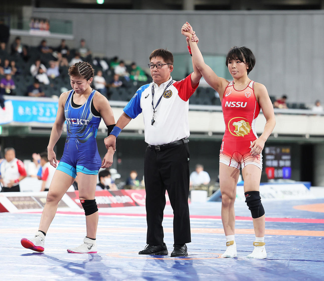女子53キロ級準々決勝　藤波（右）は志土地を破り公式戦120連勝を飾る（撮影・足立雅史）
