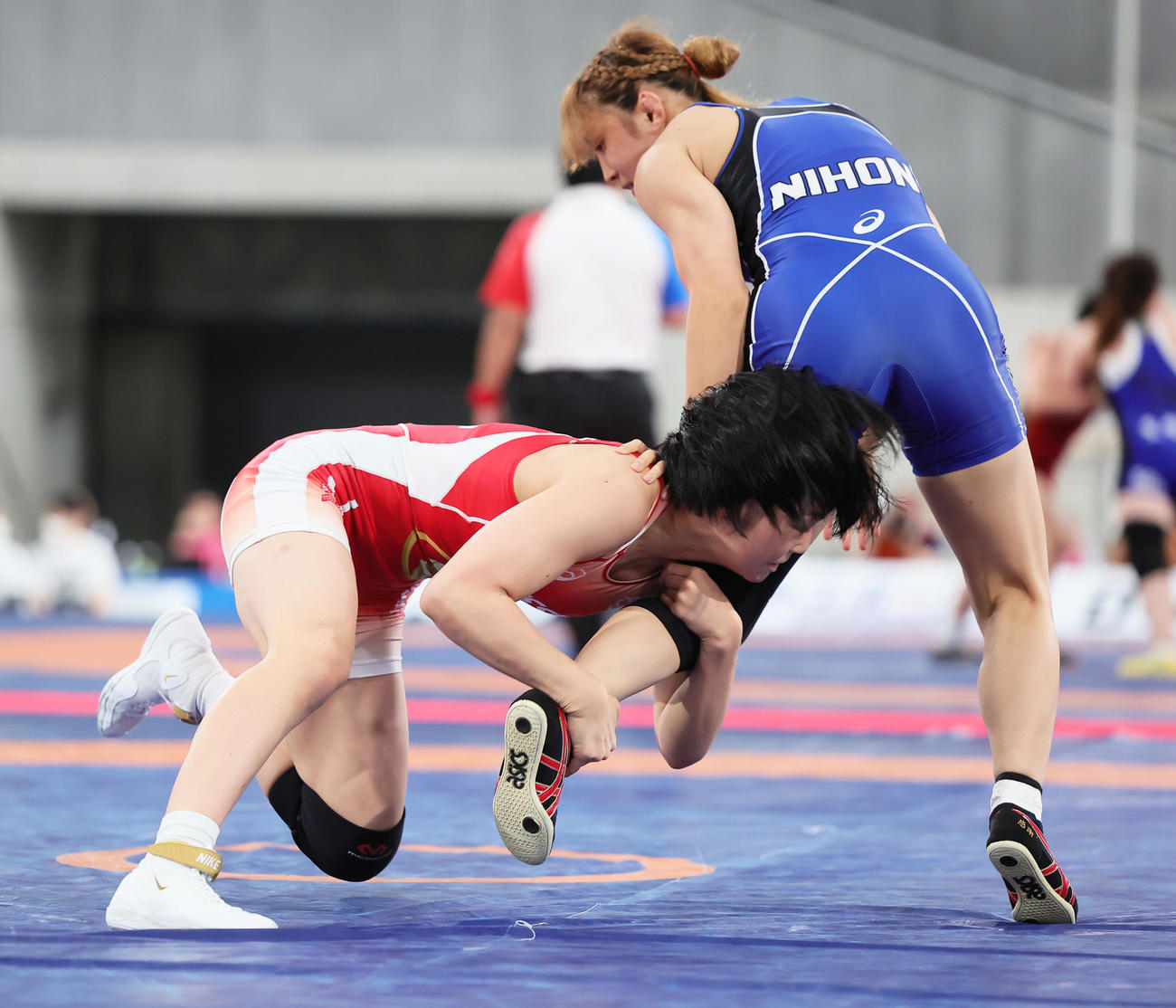 女子53キロ級準決勝　藤波（左）は佐々木の足を取る（撮影・足立雅史）