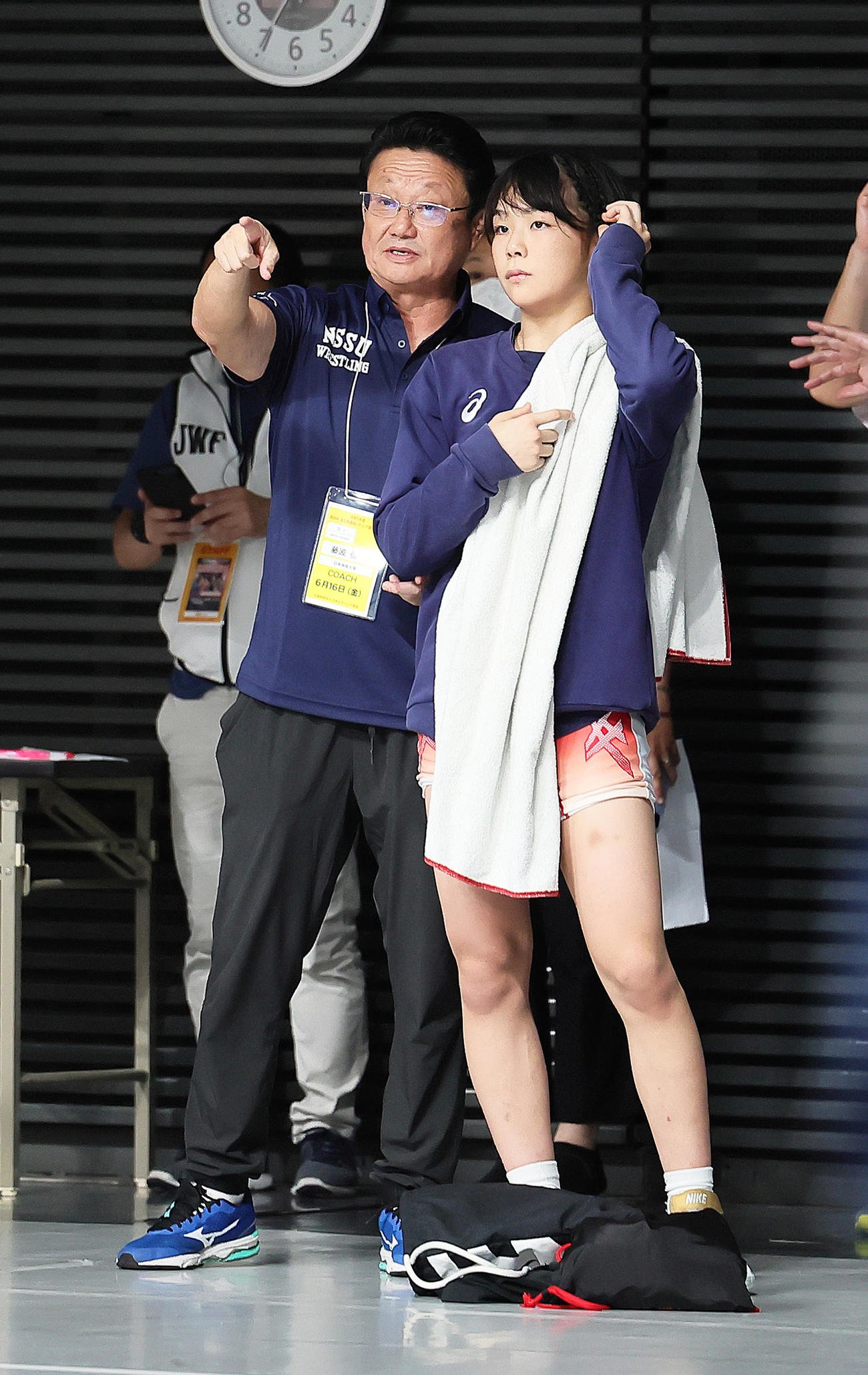 女子53キロ級準決勝　決勝進出を決めた藤波（右）はもう一試合の準決勝の様子を父でコーチの俊一氏と見つめる（撮影・足立雅史）