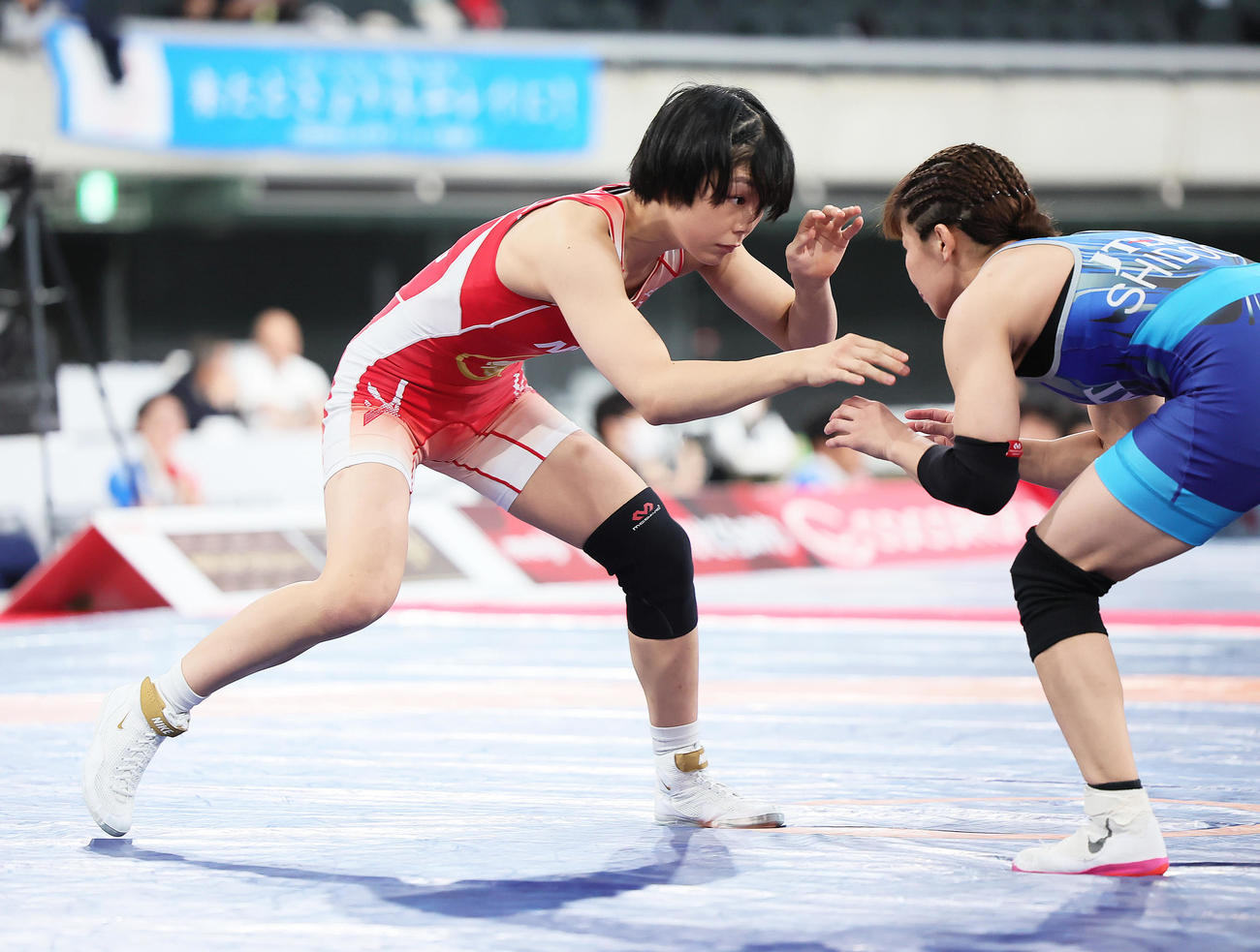 女子53キロ級準々決勝　競り合う藤波（左）と志土地（撮影・足立雅史）
