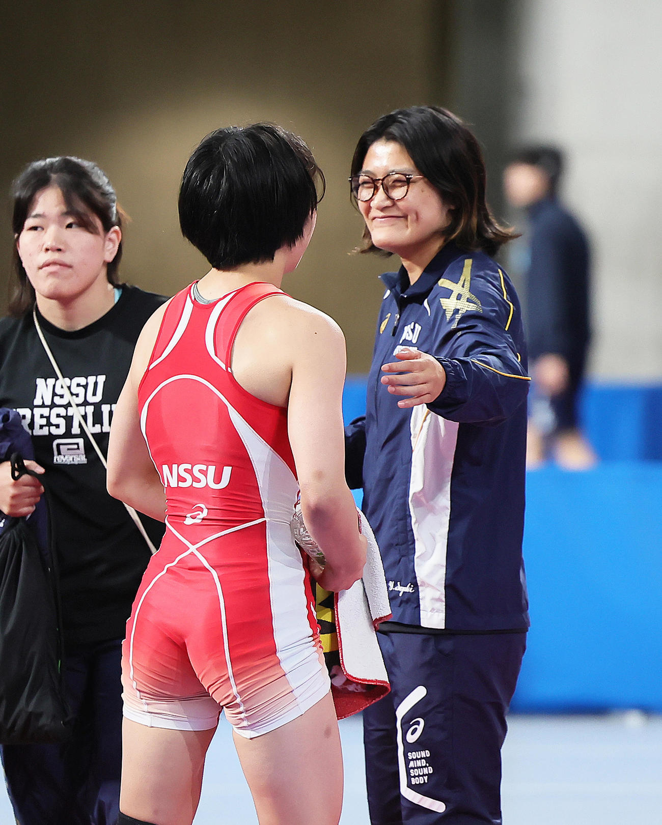女子53キロ級準々決勝　公式戦120連勝を飾った藤波（左）は伊調馨に笑顔で迎えられる（撮影・足立雅史）