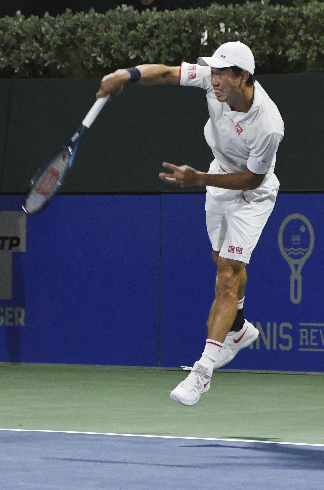 テニスのカリビアン・オープンのシングルス2回戦でサーブを放つ錦織圭＝パルマスデルマール（共同）