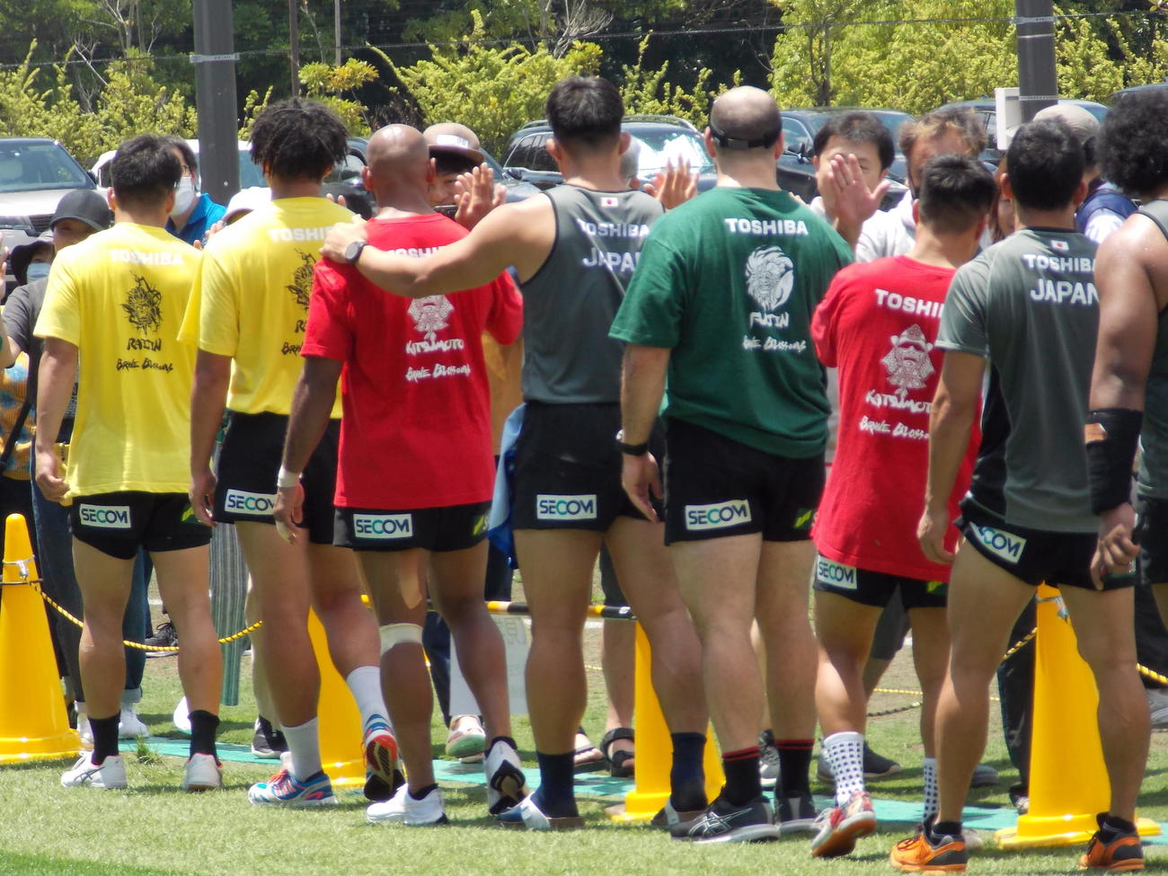 日本代表浦安合宿でファンをハイタッチで見送る日本代表の選手たち（撮影・松本航）