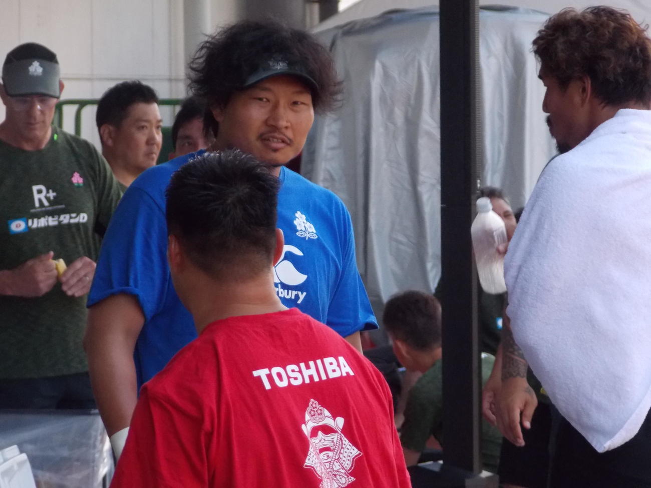 日本代表浦安合宿で仲間と会話する稲垣啓太（中央）（撮影・松本航）