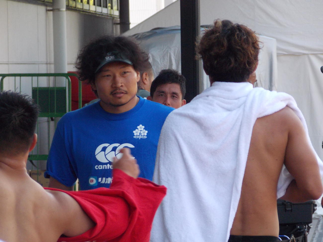 日本代表浦安合宿で仲間と会話する稲垣啓太（左から2人目）（撮影・松本航）