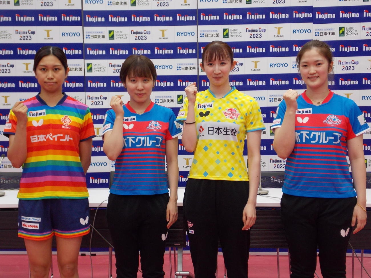 Tリーグ個人戦「NOJIMA CUP」の記者会見でポーズを決める右から木原美悠、早田ひな、平野美宇、佐藤瞳（撮影・松本航）