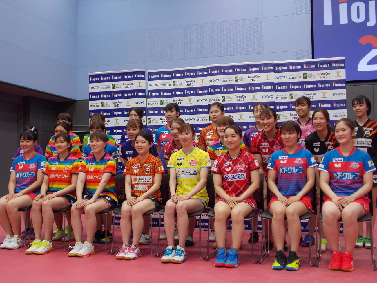 Tリーグ個人戦「NOJIMA CUP」の組み合わせ抽選会に参加した前列右から木原美悠、平野美宇、伊藤美誠、早田ひな、安藤みなみ、芝田沙季、橋本帆乃香、張本美和ら出場選手（撮影・松本航）