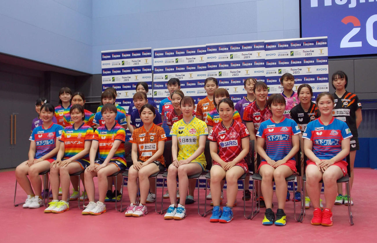 Tリーグ個人戦「NOJIMA CUP」の組み合わせ抽選会に参加した前列右から木原美悠、平野美宇、伊藤美誠、早田ひな、安藤みなみ、芝田沙季、橋本帆乃香、張本美和ら出場選手（撮影・松本航）