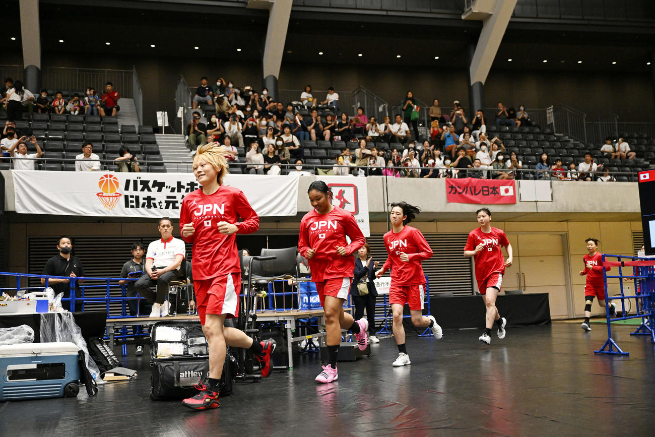 日本対デンマーク　試合前練習のためコートに入る高田（左）ら選手たち（撮影・滝沢徹郎）