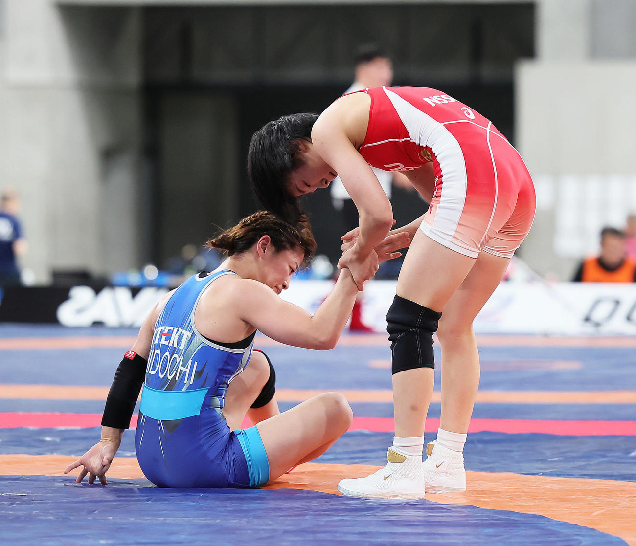 女子53キロ級準々決勝　藤波（右）は志土地を破り公式戦120連勝を飾る（撮影・足立雅史）