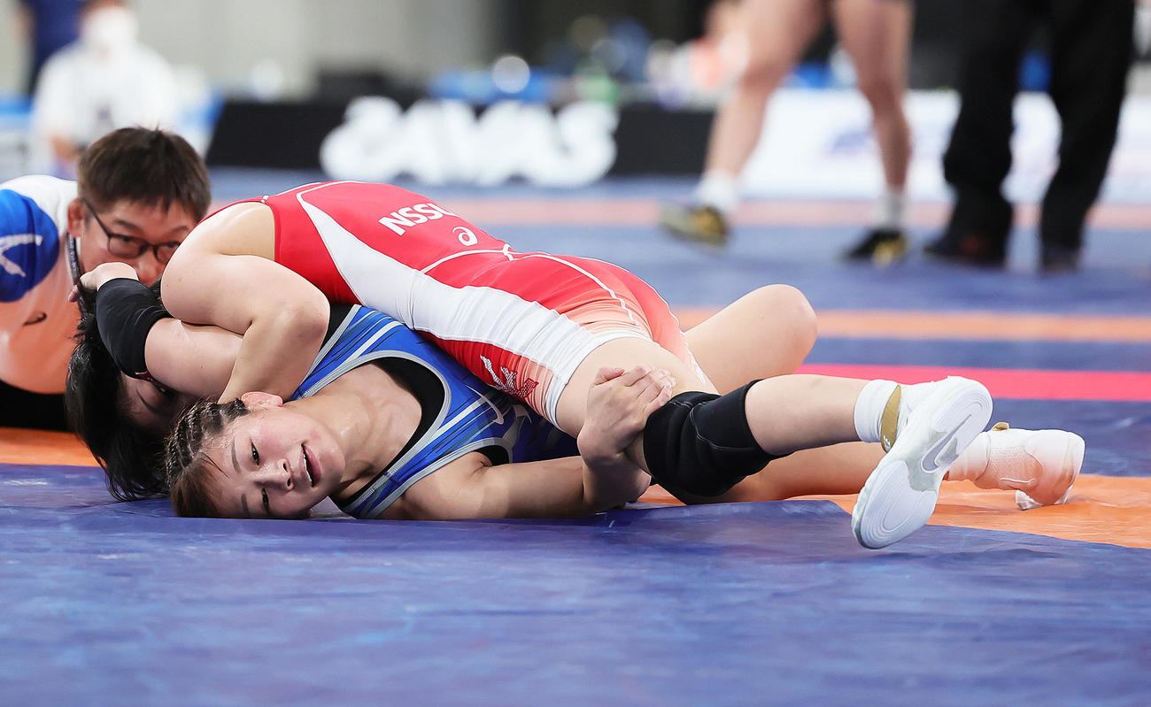 女子53キロ級準々決勝　藤波（上）に攻められる志土地（撮影・足立雅史）