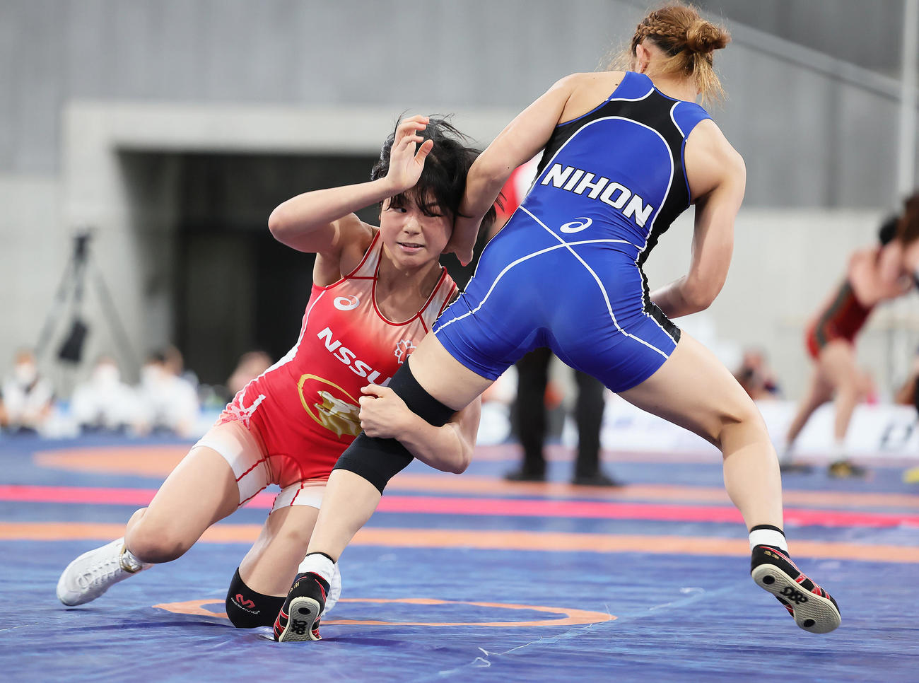 女子53キロ級準決勝　藤波（左）は佐々木を攻める（撮影・足立雅史）
