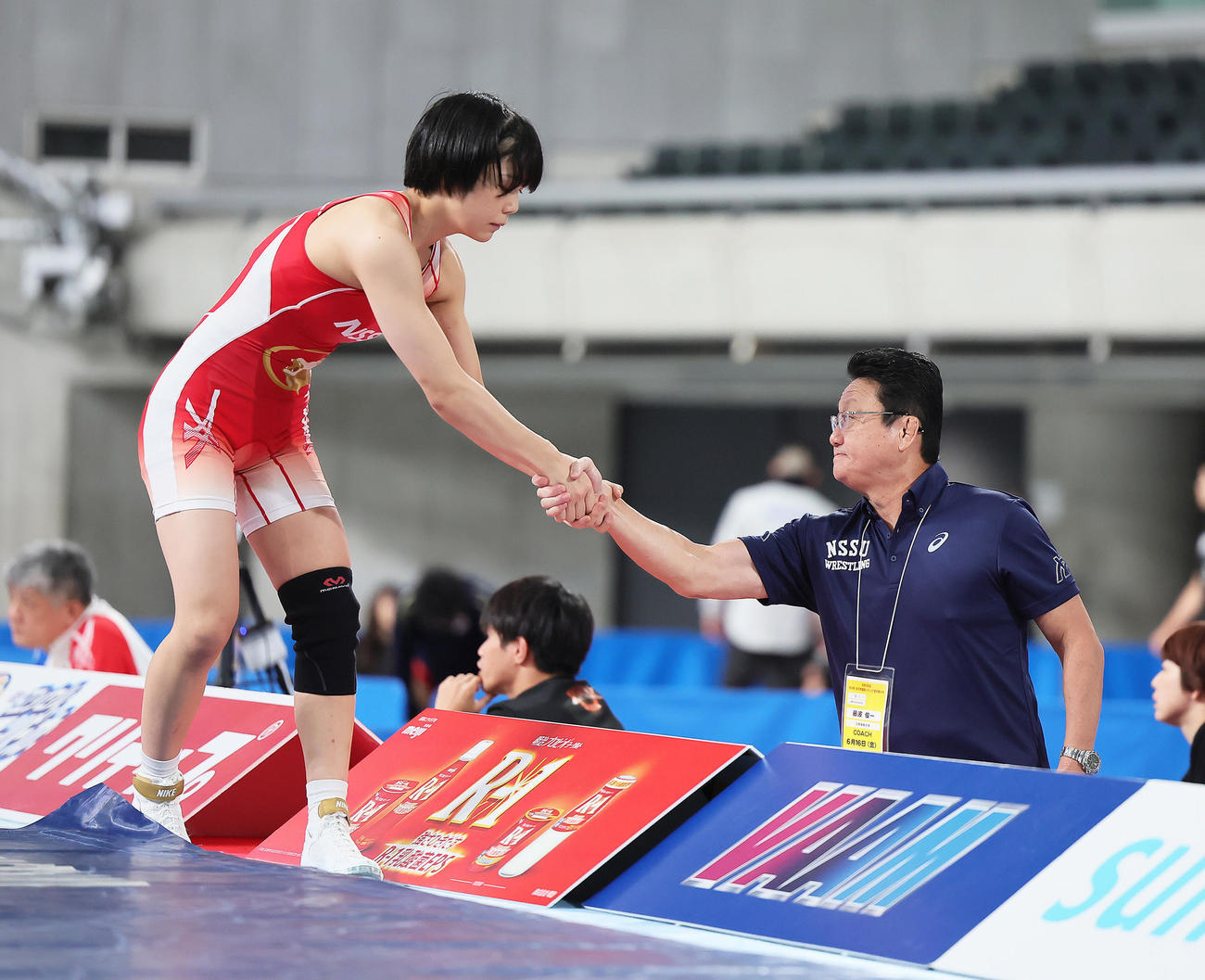 女子53キロ級準決勝の試合前、握手を交わす藤波（左）と父でコーチの俊一氏（撮影・足立雅史）