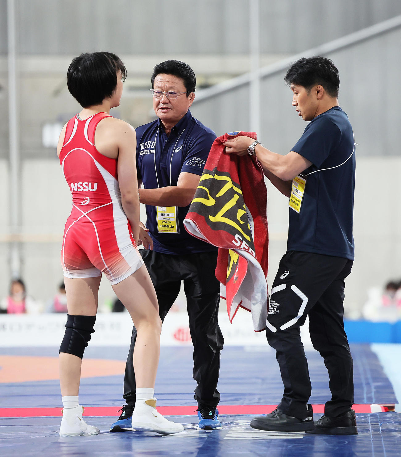 第1ピリオドを終えた藤波（左）に声をかける父でコーチの俊一氏（中央）（撮影・足立雅史）