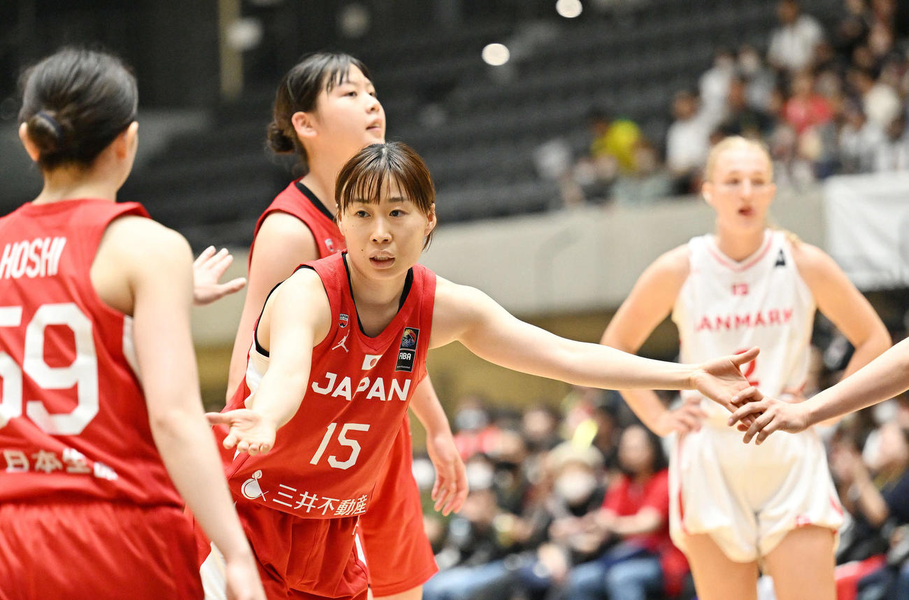 日本対デンマーク　第3Q、シュートを決めた本橋はチームメートとタッチをかわす（撮影・滝沢徹郎）