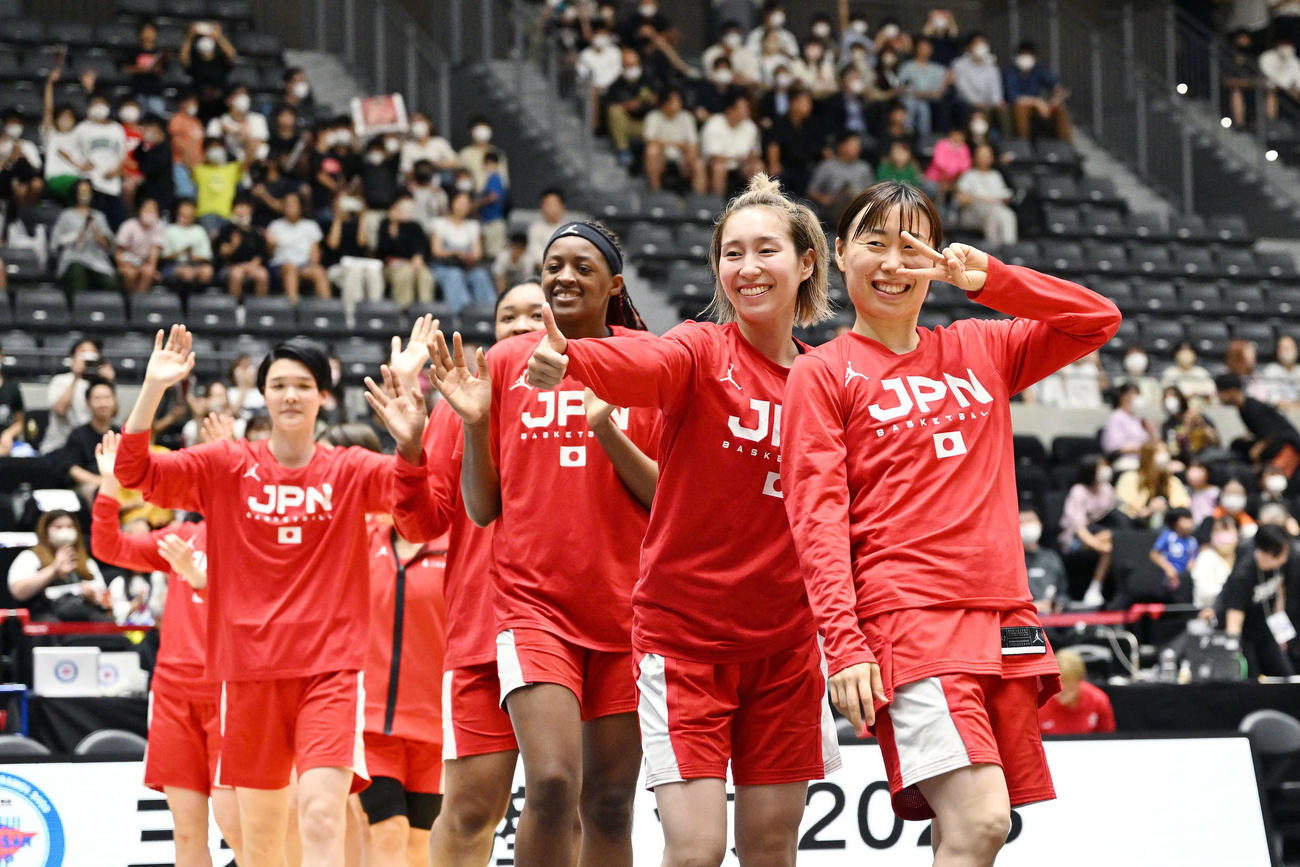 日本対デンマーク　試合後、ポーズを決める本橋（右）ら選手たち（撮影・滝沢徹郎）