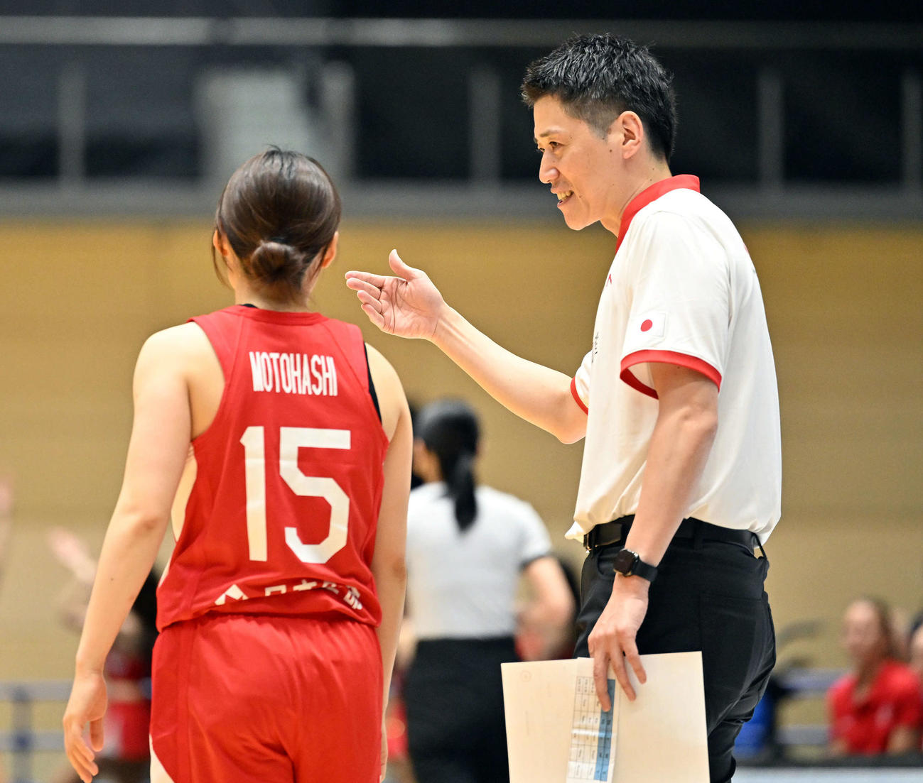 日本対デンマーク　恩塚監督（右）は本橋と話す（撮影・滝沢徹郎）
