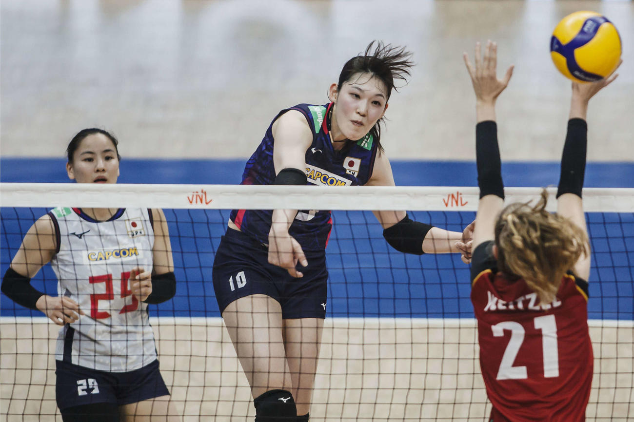 スパイクを放つ井上（C）FIVB