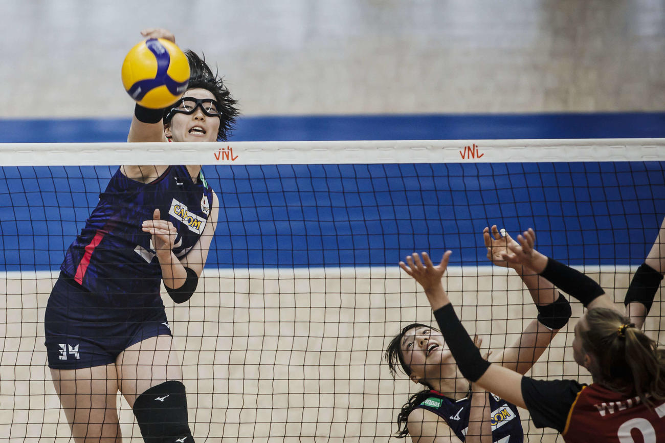 スパイクを放つ荒木（C）FIVB