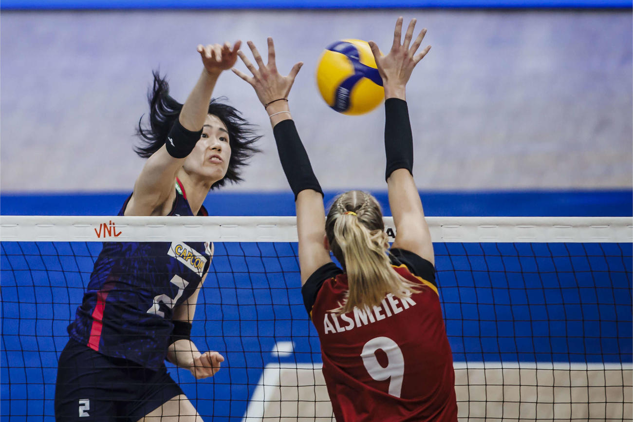 スパイクを放つ林（C）FIVB