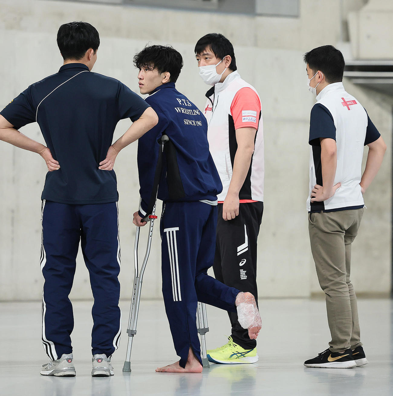 男子65キロ級準決勝で負傷し松葉づえ姿の乙黒（撮影・足立雅史）