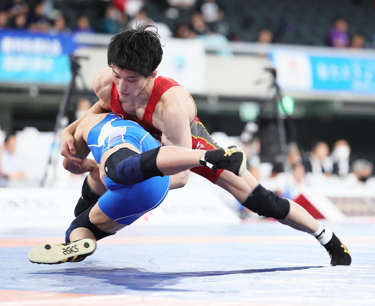 男子65キロ級準々決勝　乙黒（上）は荻野を攻める（撮影・足立雅史）