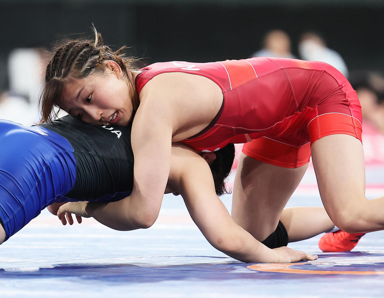 女子50キロ級準々決勝　須崎優衣（右）は伊藤海を攻める（撮影・足立雅史）