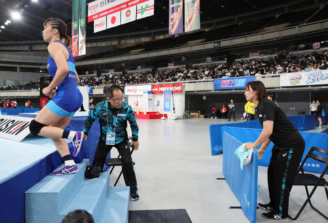女子57キロ級準々決勝に臨む金城（左）を送り出すセコンドの妹川井（右）（撮影・足立雅史）