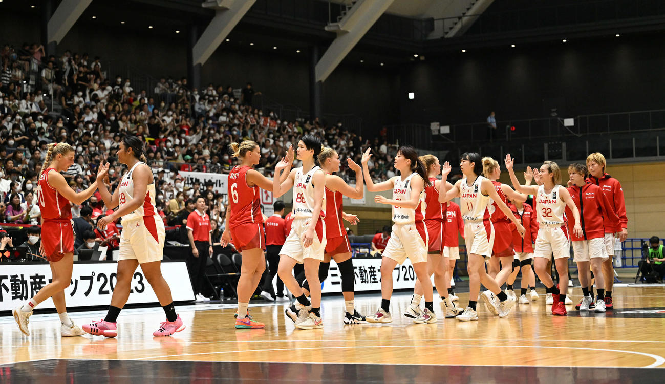 日本対デンマーク　試合に勝利しデンマークの選手とタッチをかわす日本の選手たち（撮影・滝沢徹郎）