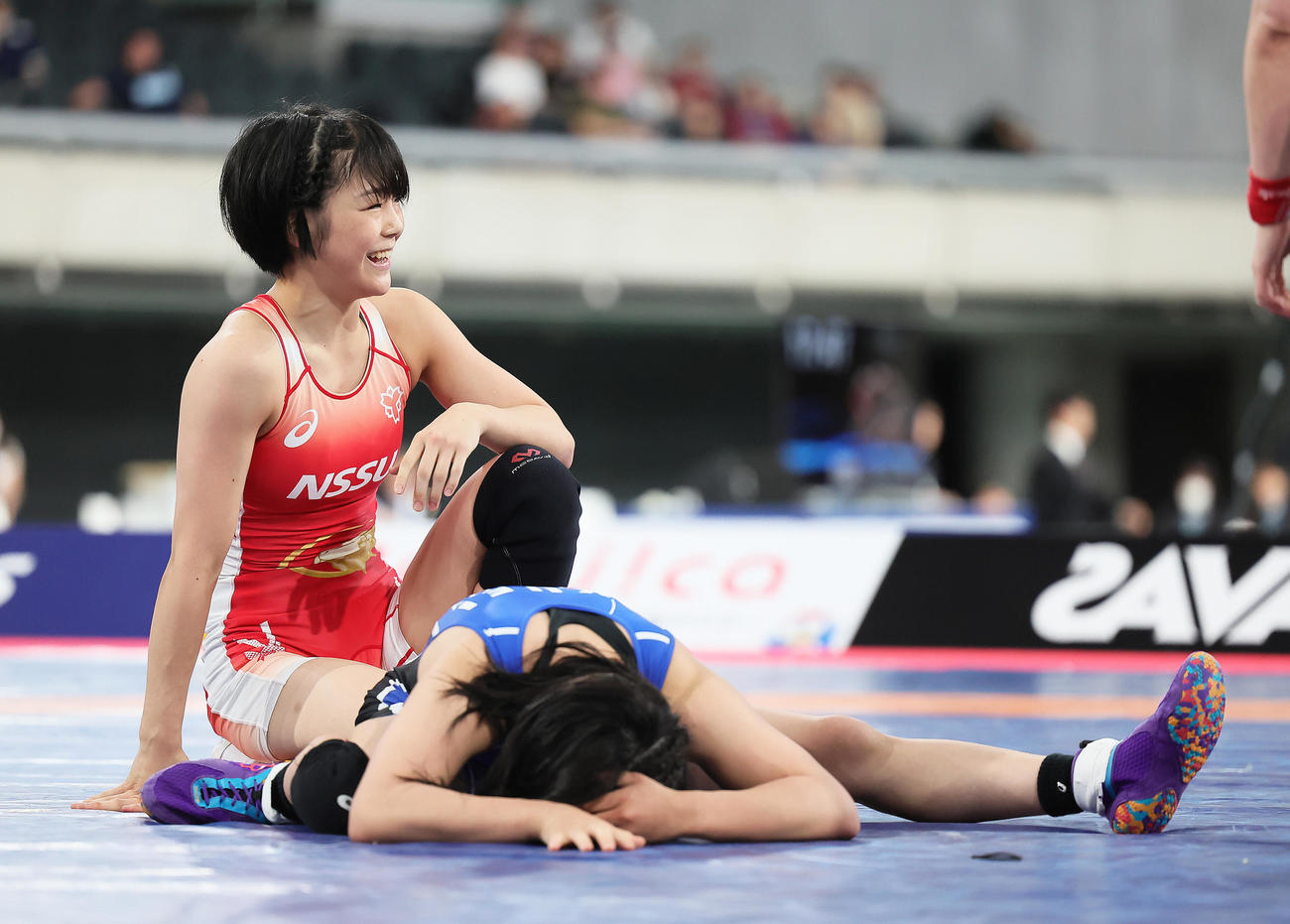 女子53キロ級決勝　藤波（上）は清岡を破り優勝を決め笑顔（撮影・足立雅史）