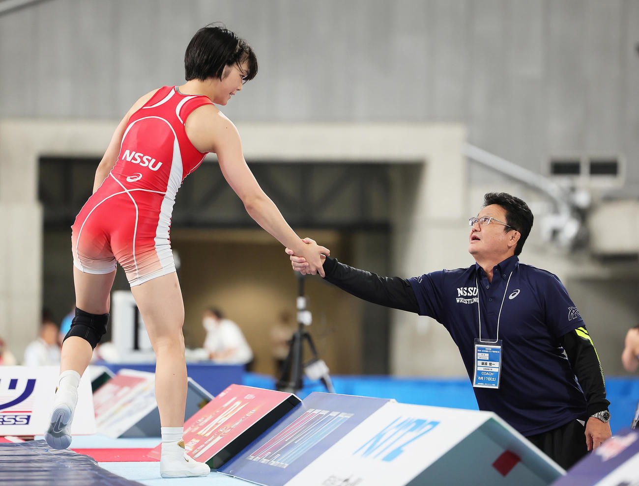 女子53キロ級決勝　優勝を決めた藤波（左）父でコーチの俊一氏と握手を交わす（撮影・足立雅史）