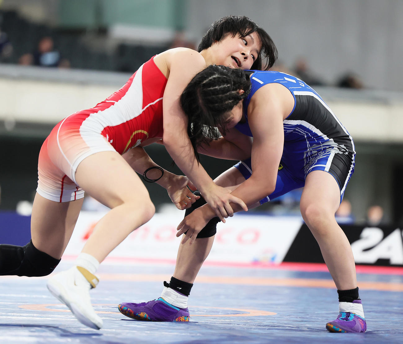 女子53キロ級決勝　競り合う藤波（左）と清岡（撮影・足立雅史）