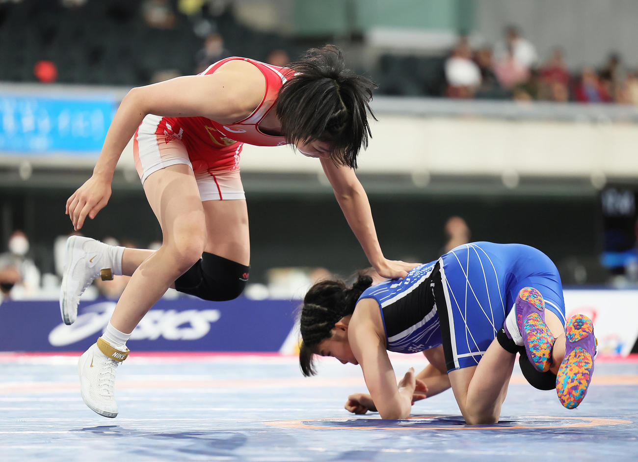 女子53キロ級決勝　清岡（右）のタックルをかわす藤波（撮影・足立雅史）