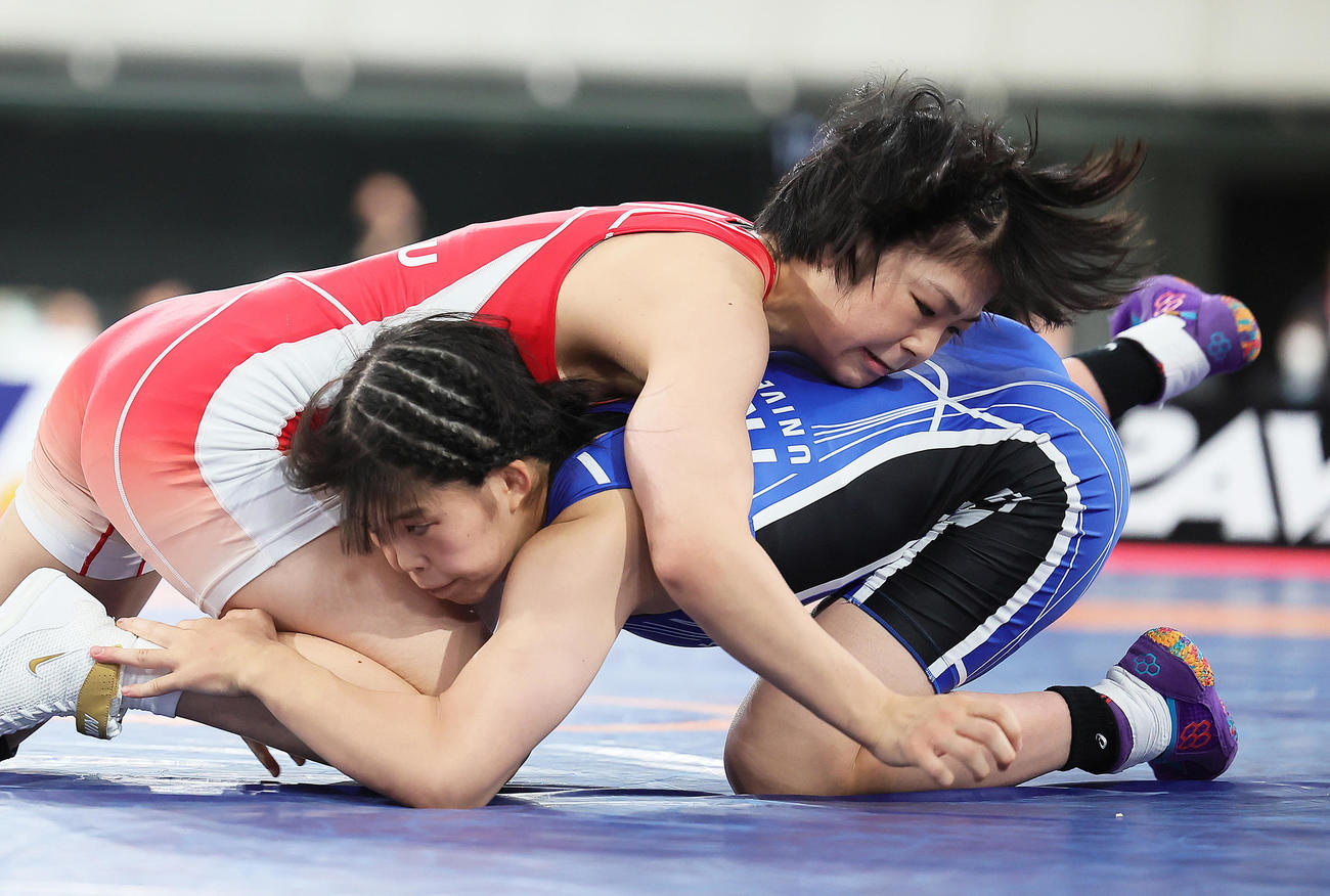 女子53キロ級決勝　競り合う藤波（左）と清岡（撮影・足立雅史）