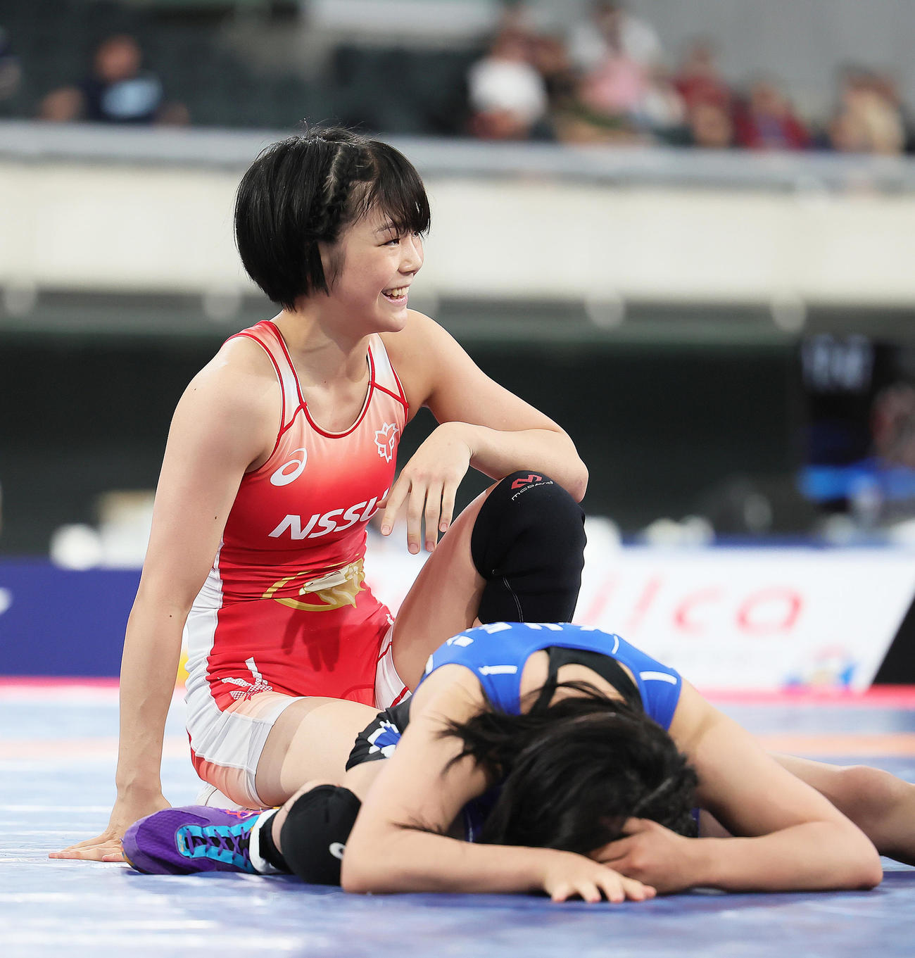 女子53キロ級決勝　藤波（上）は清岡を破り優勝を決め笑顔（撮影・足立雅史）