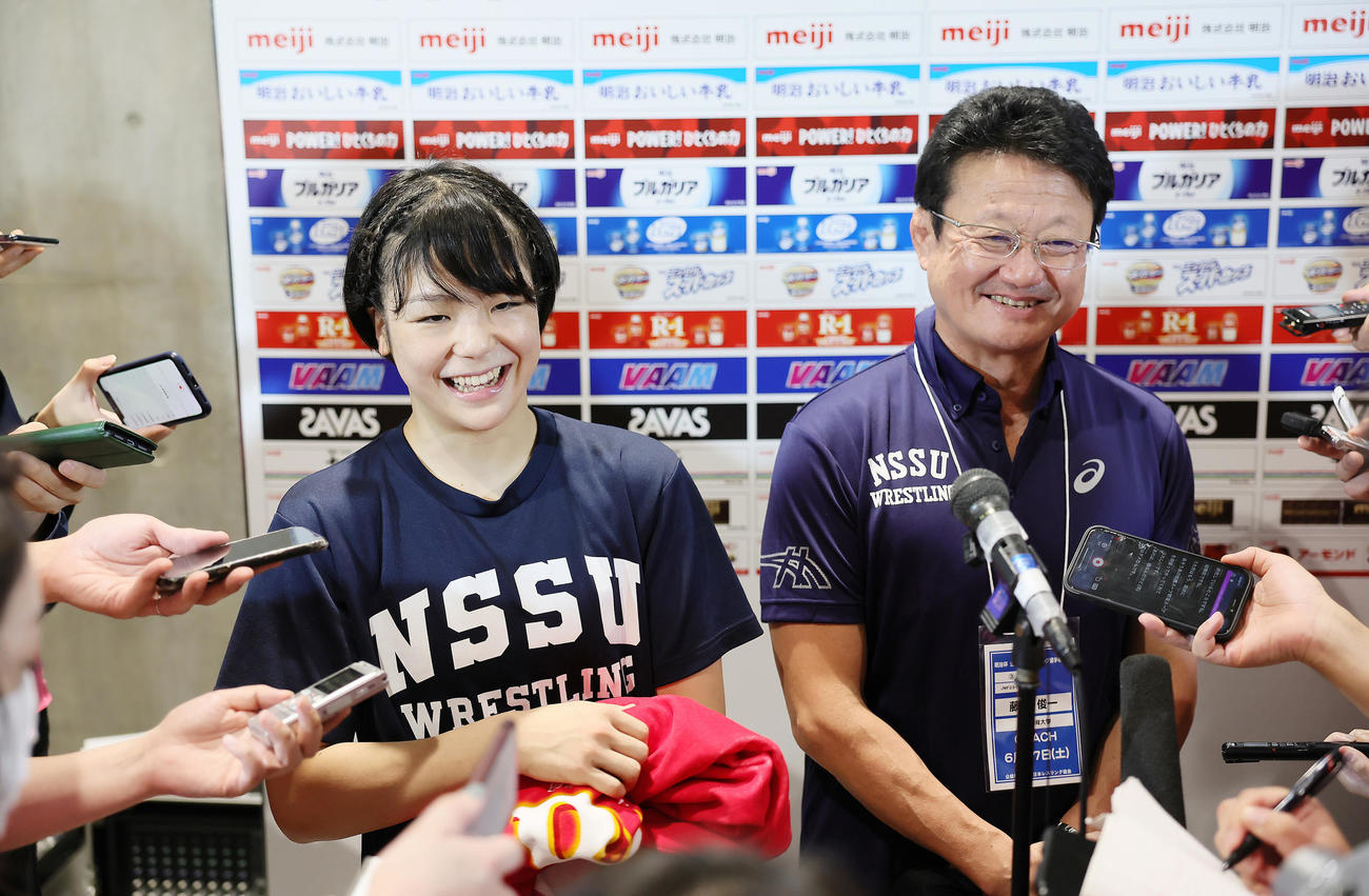 女子53キロ級決勝　優勝し、試合後の取材で笑顔を見せる藤波（左）と父でコーチの俊一氏（撮影・足立雅史）