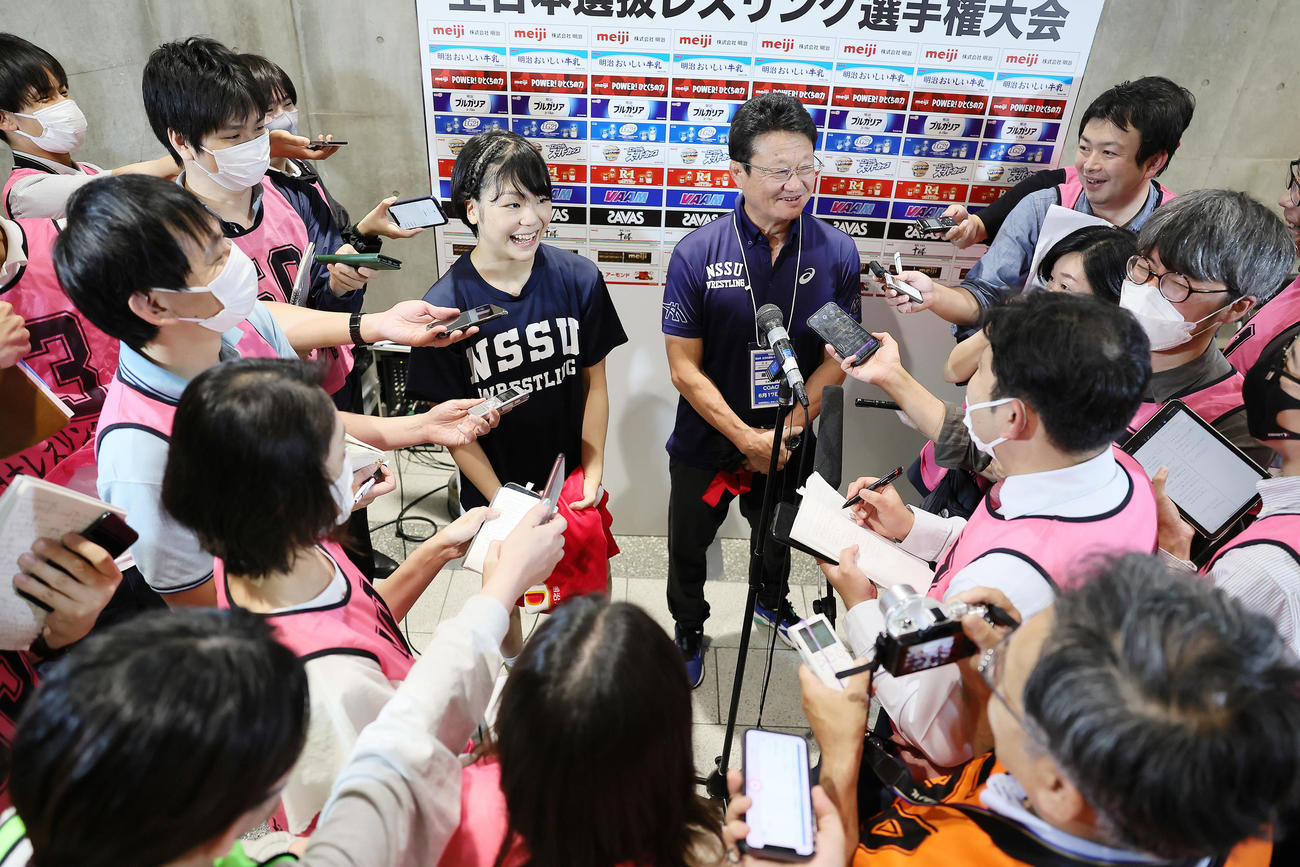 女子53キロ級決勝　優勝し、試合後の取材で笑顔を見せる藤波（左）と父でコーチの俊一氏（撮影・足立雅史）