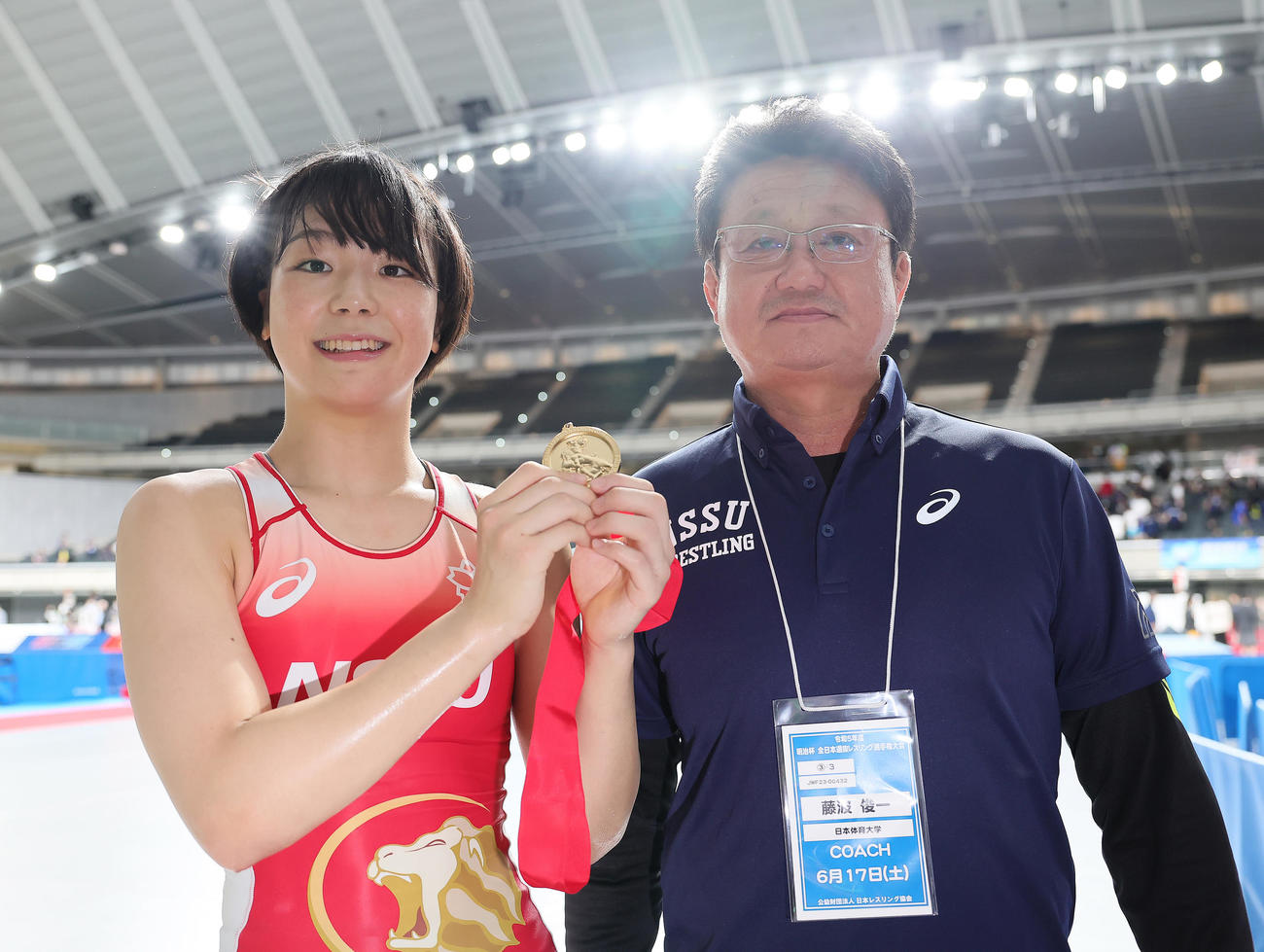 女子53キロ級で優勝し、笑顔を見せる藤波（左）と父でコーチの俊一氏（撮影・足立雅史）