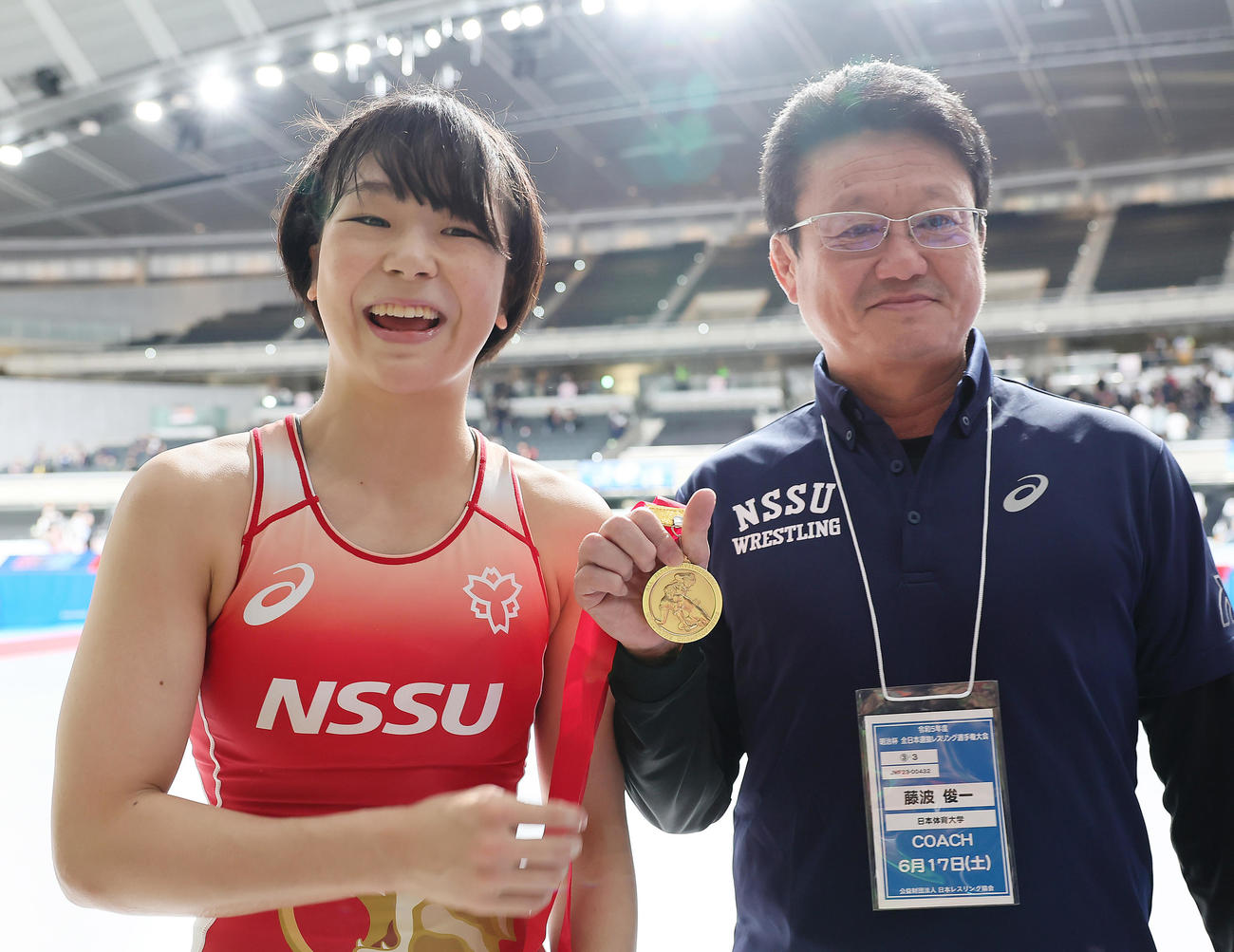 女子53キロ級決勝で優勝した藤波（左）はメダルを手にする父でコーチの俊一氏に笑顔（撮影・足立雅史）