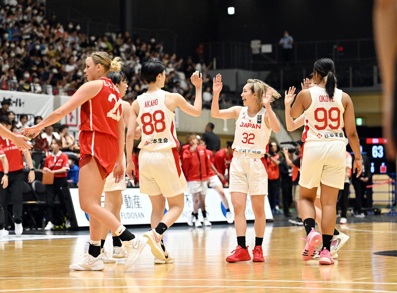 日本対デンマーク　試合に勝利しタッチをかわす日本の選手たち（撮影・滝沢徹郎）