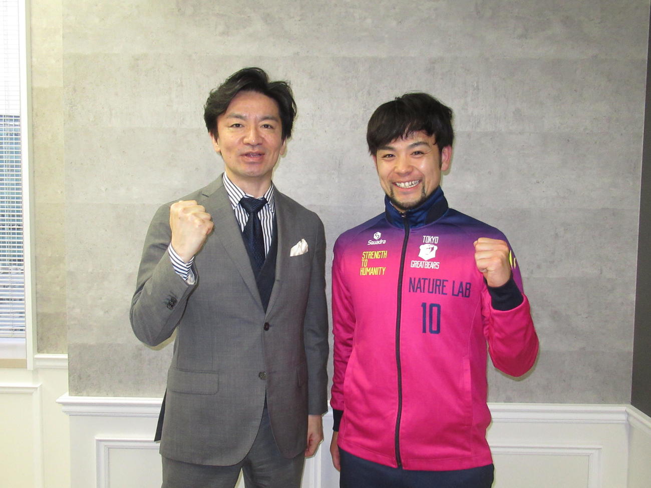 ガッツポーズで写真に納まる東京グレートベアーズの久保田代表（左）と古賀主将（撮影・勝部晃多）
