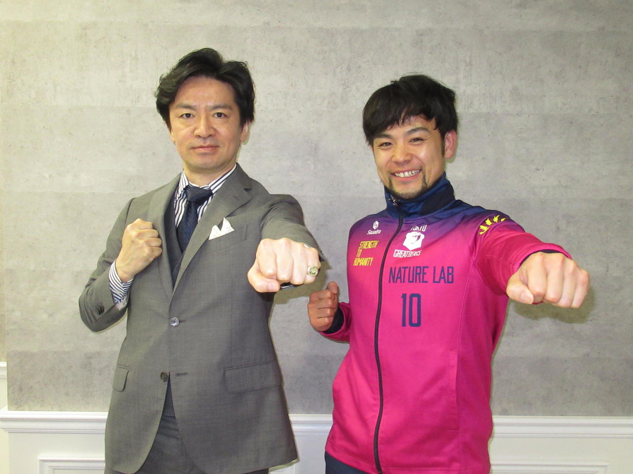写真に納まる東京グレートベアーズの久保田代表（左）と古賀主将（撮影・勝部晃多）